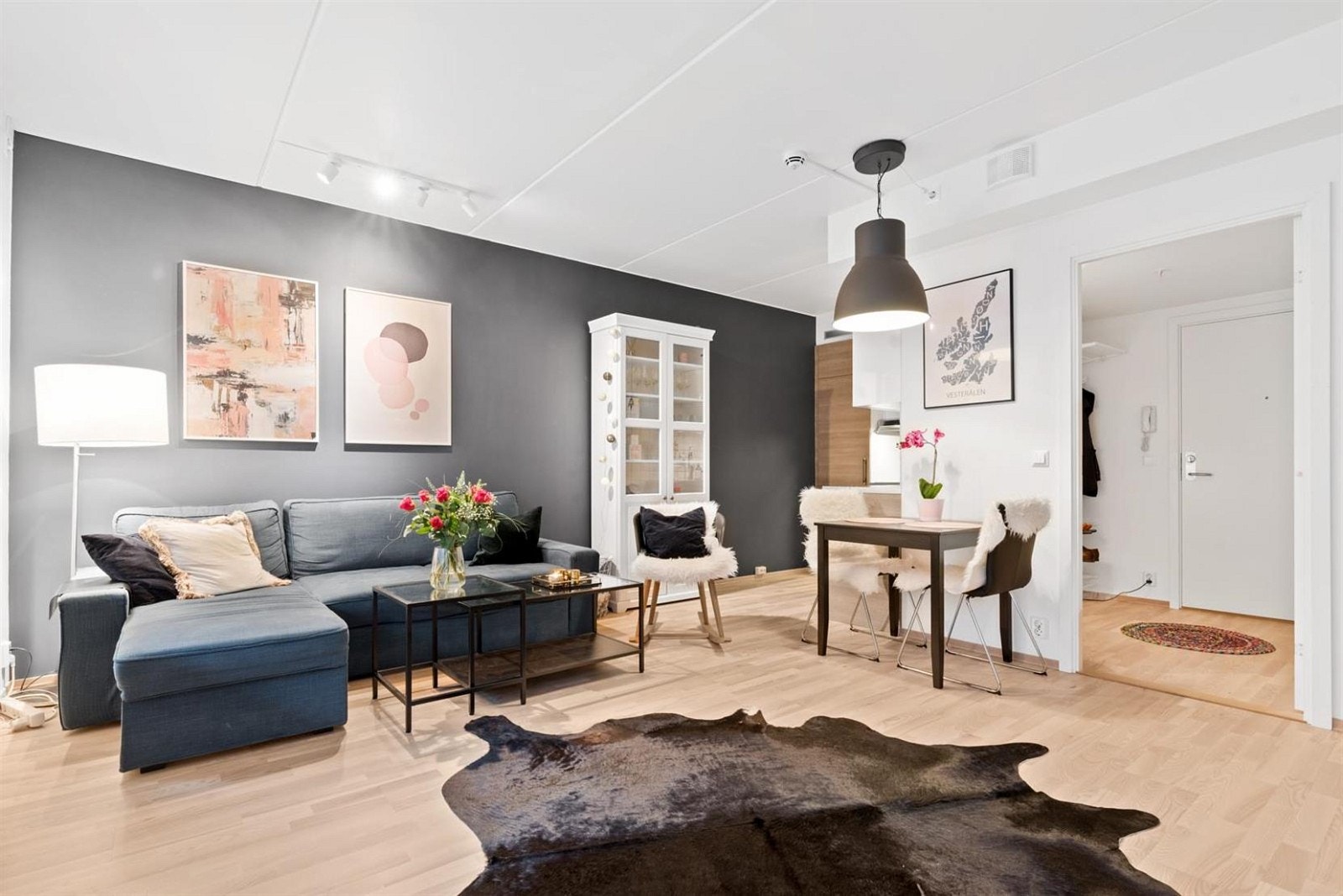 Stuen er av god størrelse og har plass til både stor sofagruppe, tv-bord og annet møblement. Galleribilde