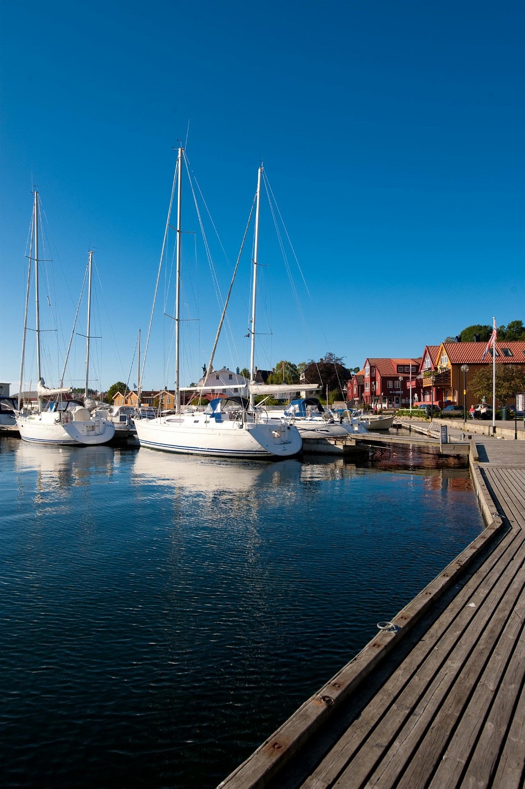 Hytten har en strategisk god beliggenhet mellom Arendal og Grimstad med alt av butikker og servicetilbud. Ellers kort vei til bl.a. golfbane, Strand hotell, Hesnes gartneri m.m. Kort kjørevei til Kristiansand dyrepark. Galleribilde