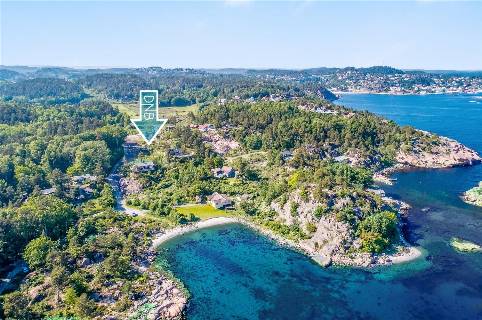 Flott beliggende i naturskjønne omgivelser nær Fevik. Sjøutsikt. Flotte turområder, både sommer som vinter, i umiddelbar nærhet. Kort avstand til badestrender som bl.a. Grefstadvika som ligger 5 minutter unna. Galleribilde