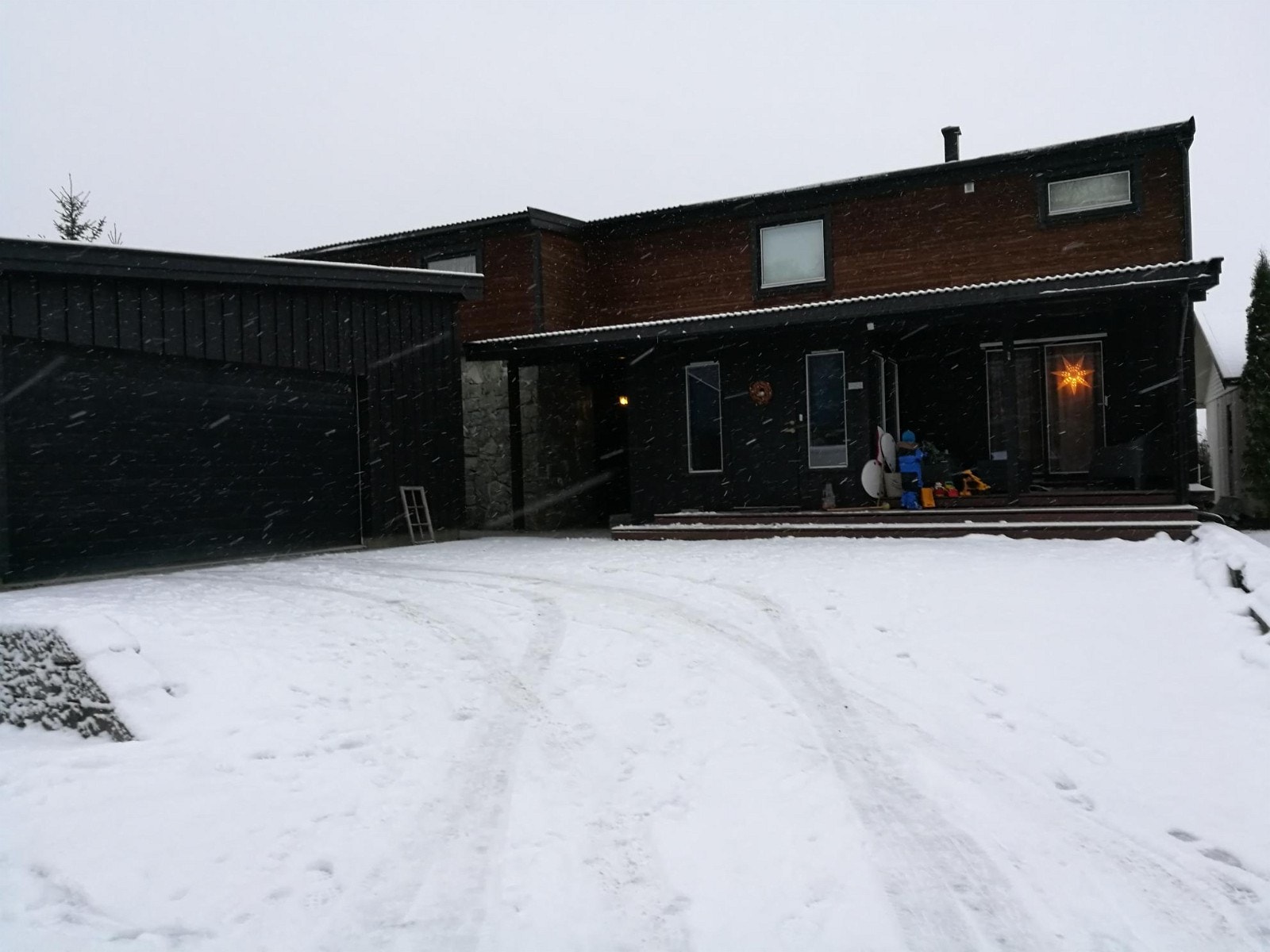 Utleiedel ligger til venstre, delvis bak garasje i bildet Galleribilde