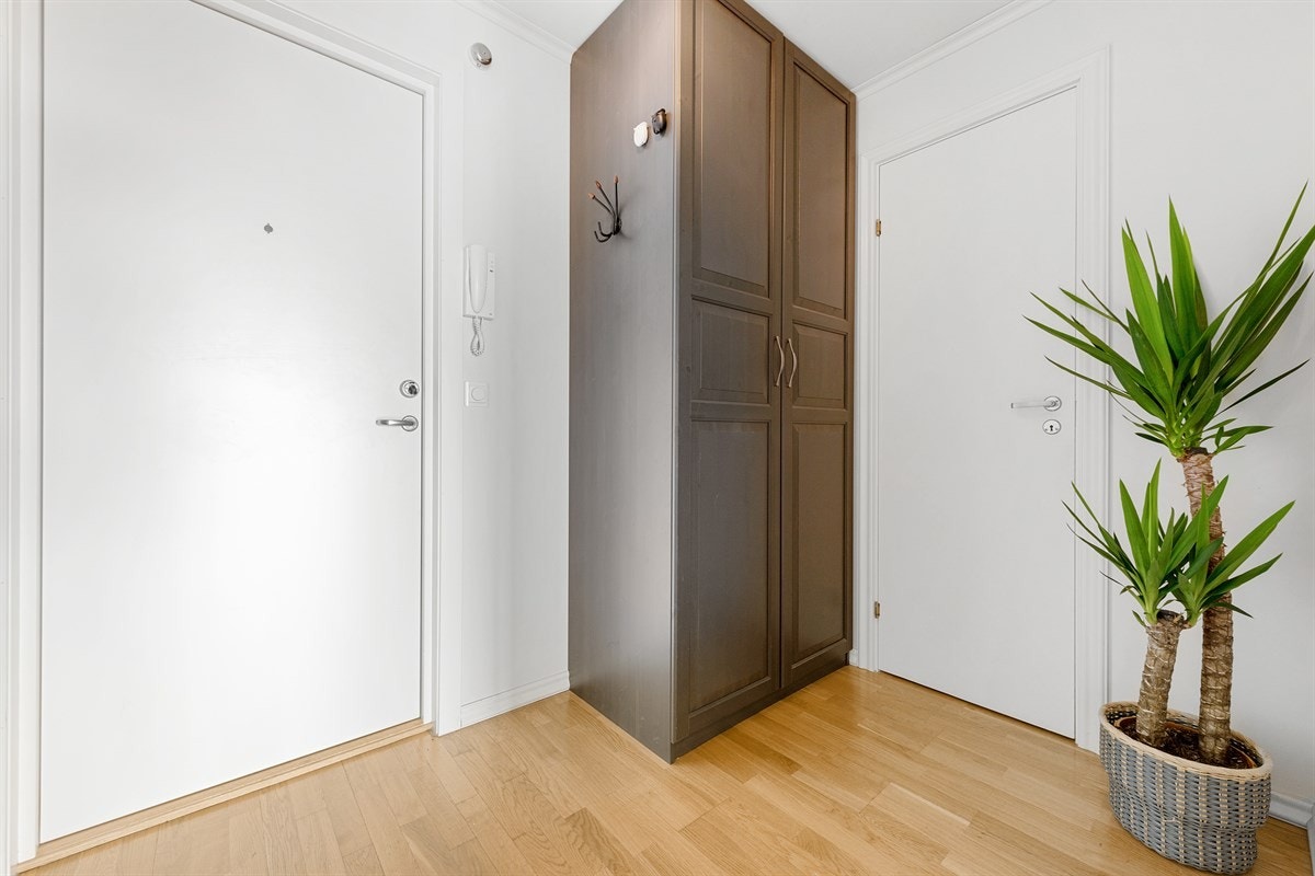 Lys og fin entré som gir leiligheten et godt førsteinntrykk Galleribilde