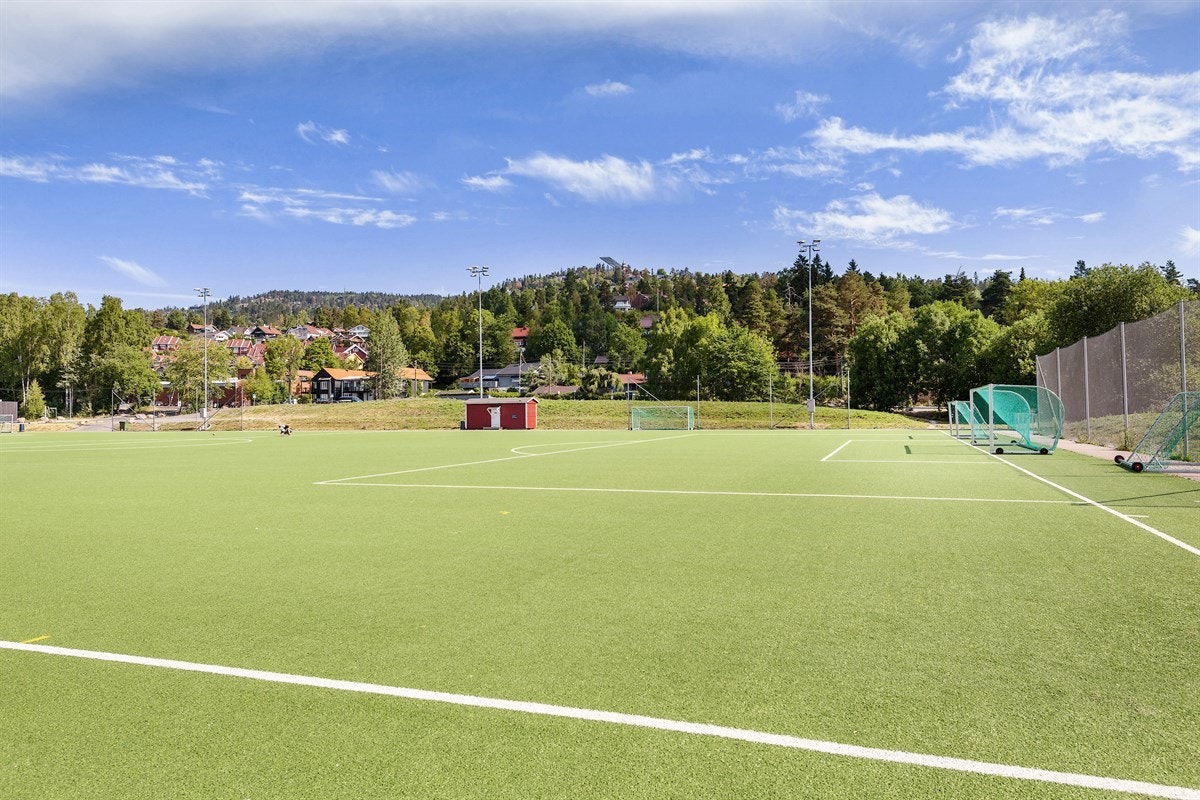 Kunstgressbane ved Voksen Skole - en flott arena for ballspill på fine sommerdager Galleribilde