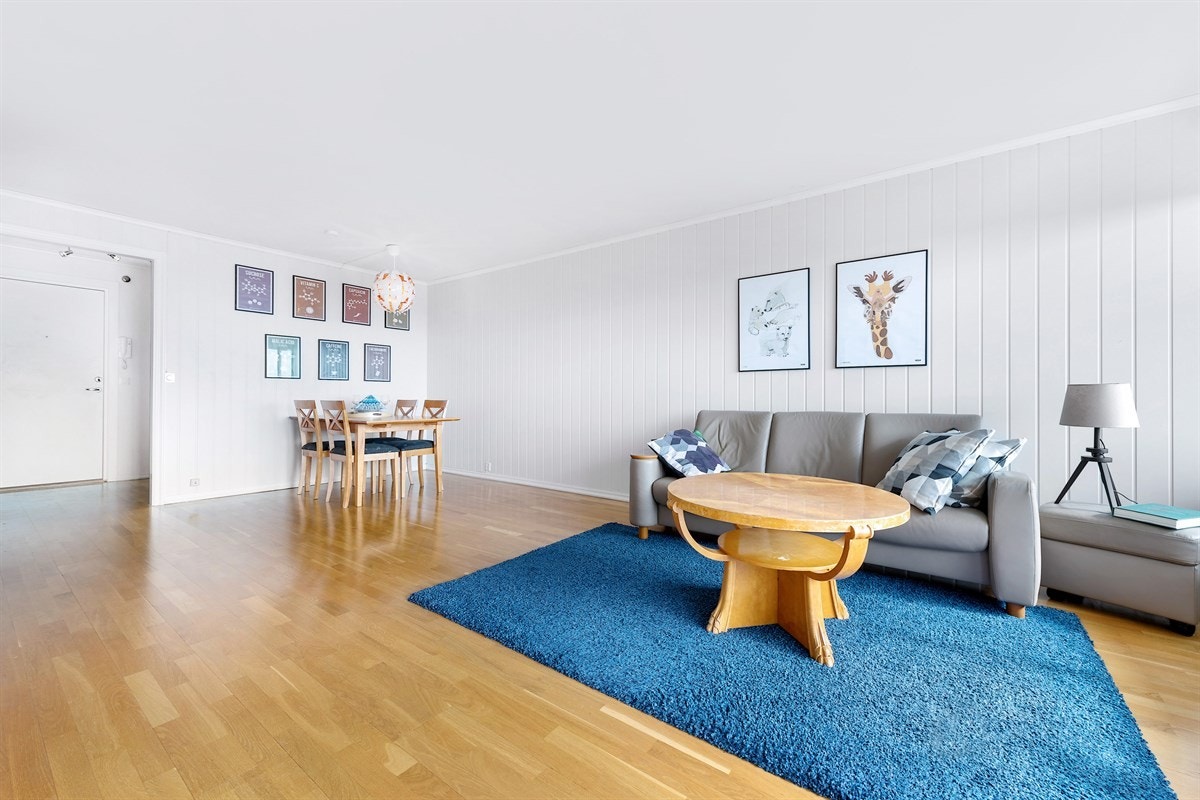 Stuen har plass til både spisebord og sofa Galleribilde