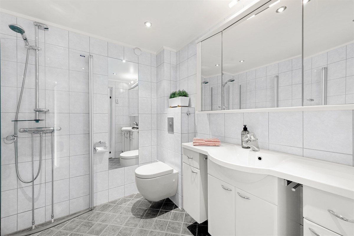 Badet ble pusset opp i 2005 og er godt utnyttet med dusjsone med vendbare dører Galleribilde