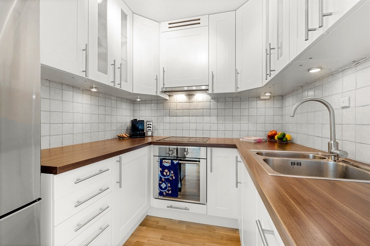 Godt utnyttet kjøkken med god skap- og benkeplass Galleribilde