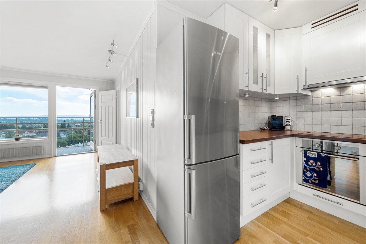 Kjøkkenet ligger i delvis åpen løsning mot stuen Galleribilde