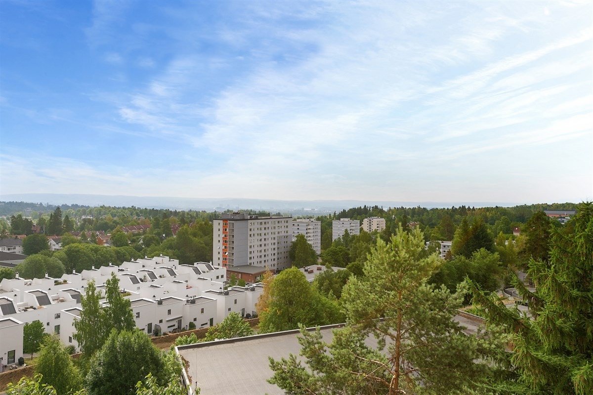 Vidstrakt utsikt over byen og indre Oslofjord fra balkongen Galleribilde