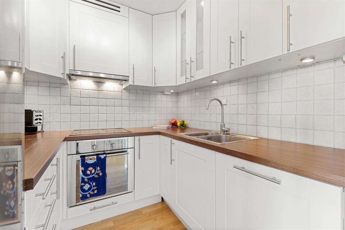 Kjøkkenet ble pusset opp i 2010 med nye hvitevarer og innredning fra IKEA Galleribilde