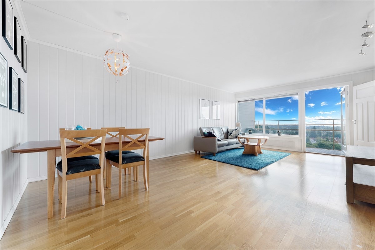 Lyse overflater kombinert med store vindusflater gjør dette til et behagelig oppholdsrom Galleribilde