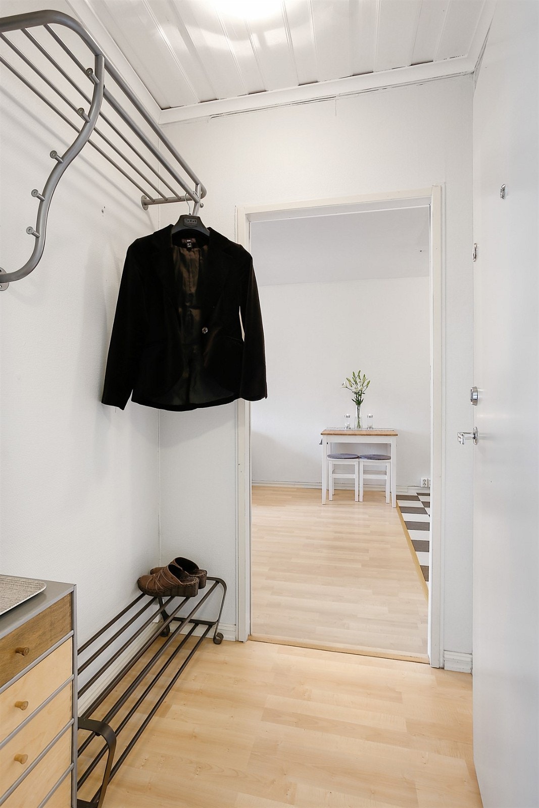 Entreen er praktisk innredet og har bl.a. plass til yttertøy, sko ol. Eikeparkett på gulv, malte lyse flater på vegger og himling. Galleribilde