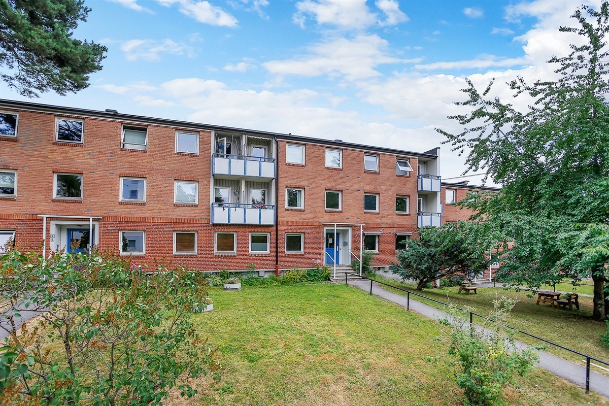 Eiendommen ligger fredelig og fritt beliggende i et attraktivt og veletablert boligområde i naturskjønne og grønne omgivelser på Nordberg/Kringsjå i Oslo. Galleribilde