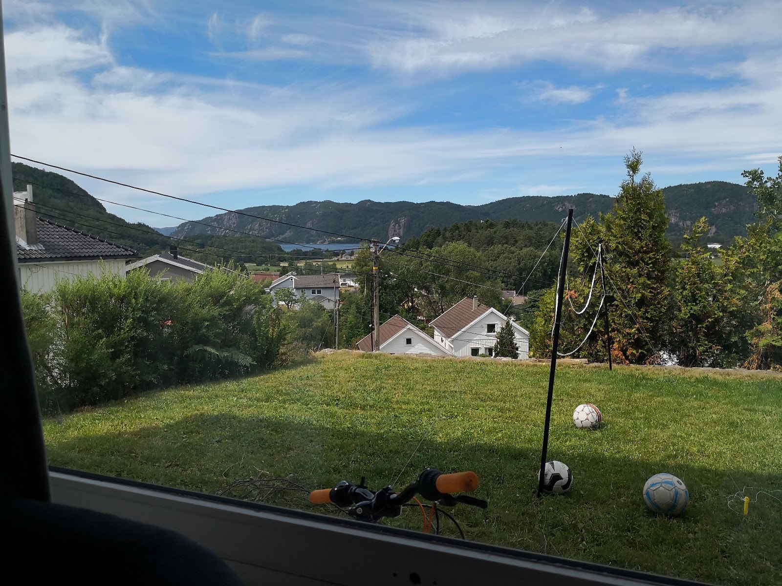 Utsikten fra leiligheten. Vi går foran disse vinduene for å komme i vår del av huset. Galleribilde