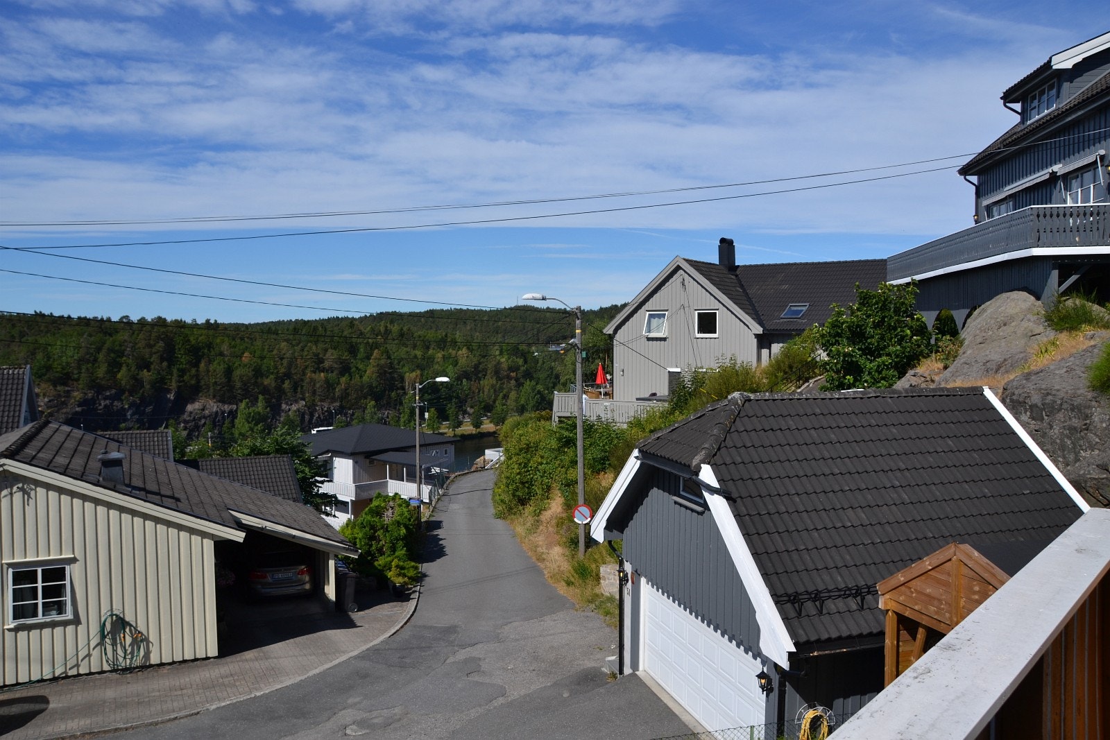 Utsikt fra balkong på Langsævannet og Harebakken Galleribilde