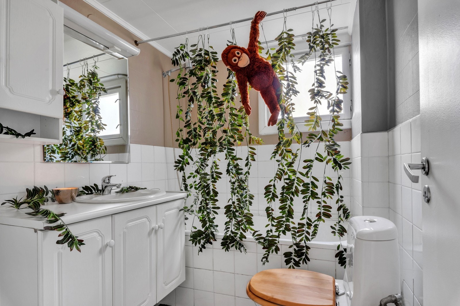 Delvis flislagt bad med en som allerede trives i det. Galleribilde