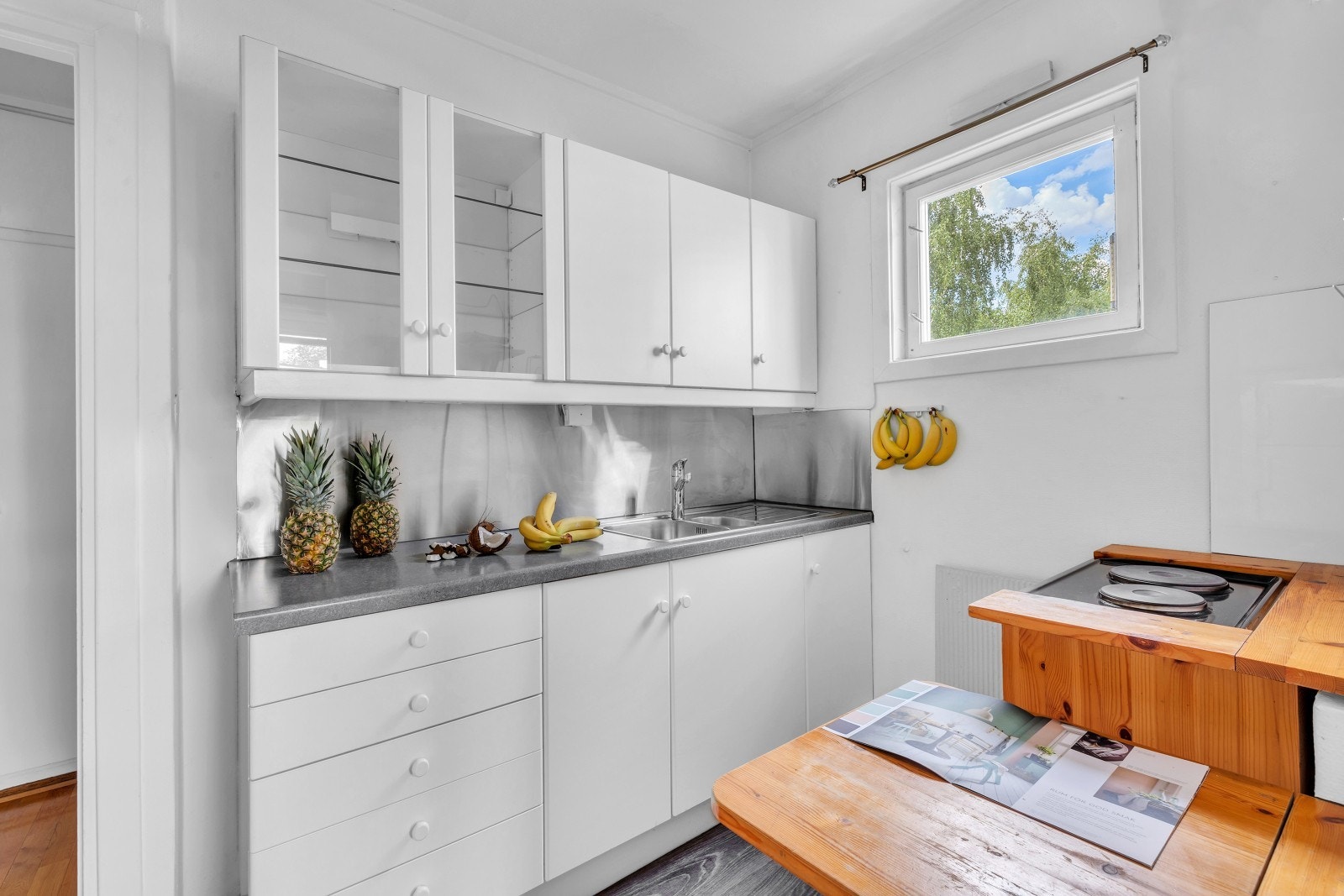 Fra kjøkkenvinduet er det idyllisk utsikt mot Holmenkollbakken. Galleribilde