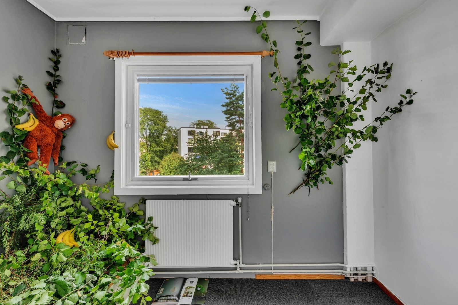 Grønn utsikt ut mot rolig fellesområde. Galleribilde