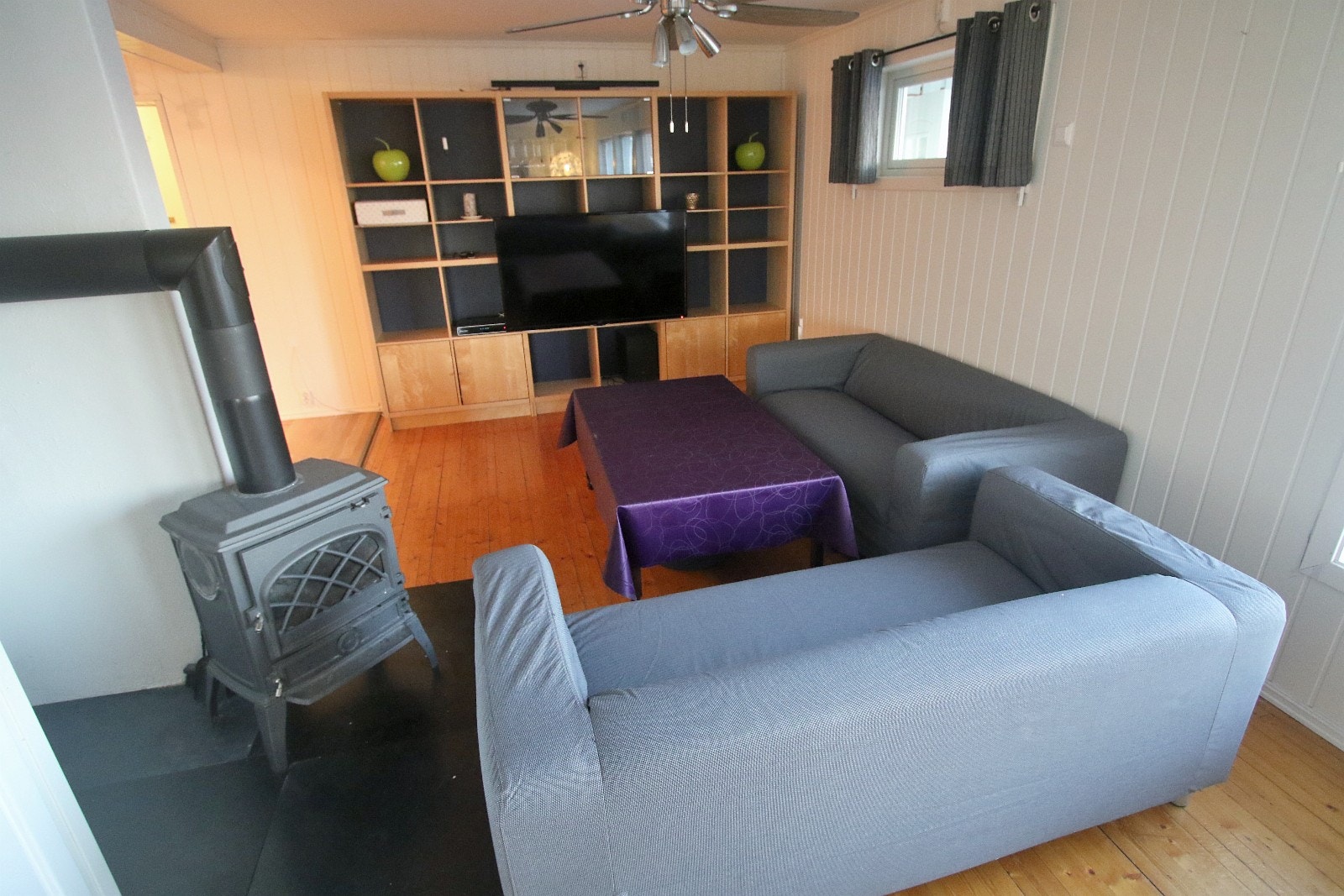 Stor felles stue. 55 tommers tv i stua, tilkoblet Altibox-dekoder for kabel-tv og Chromecast Galleribilde