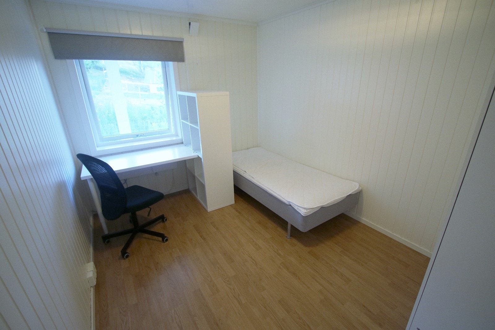 Rom 1, cirka 10 m2. 90 cm seng. UTLEID Galleribilde