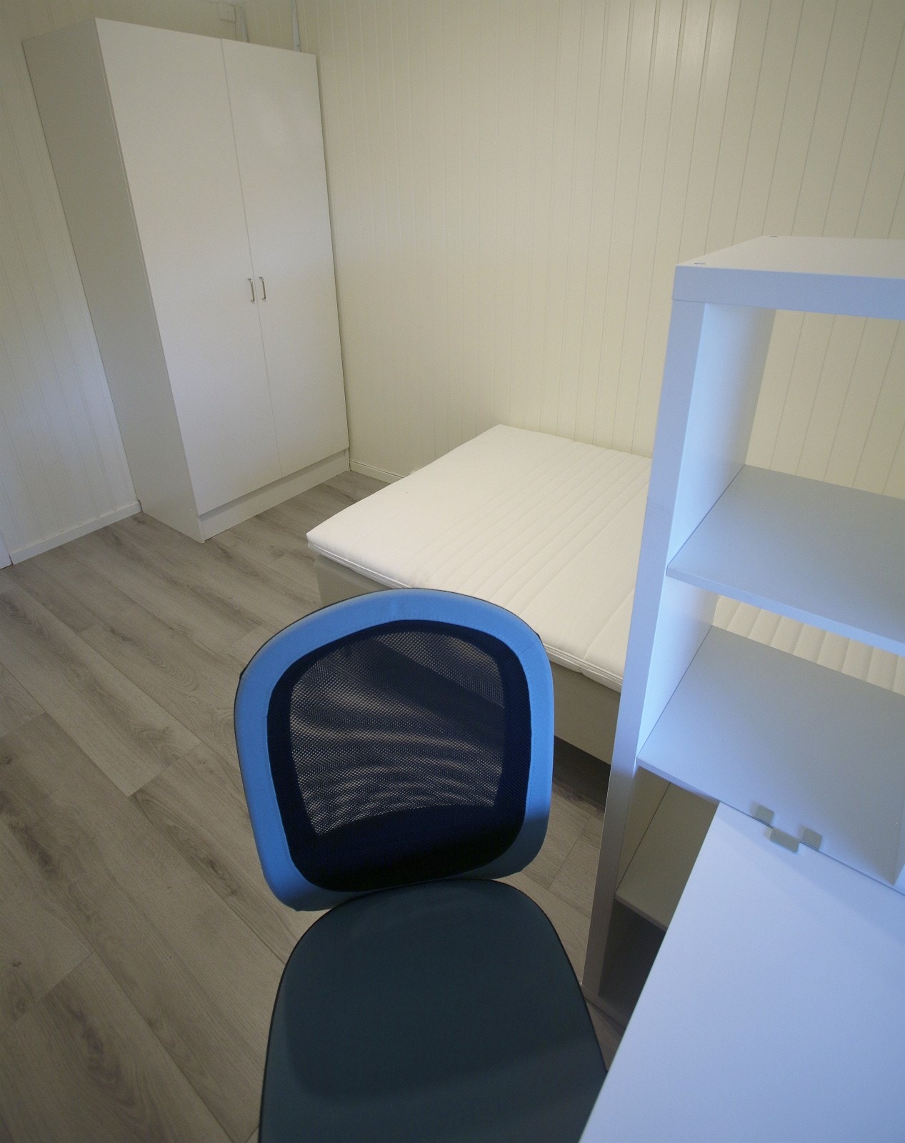 Rom 3, cirka 10 m2. 120 cm seng. Leie kr 4.500 per måned, alt inkludert. Ledig nå Galleribilde