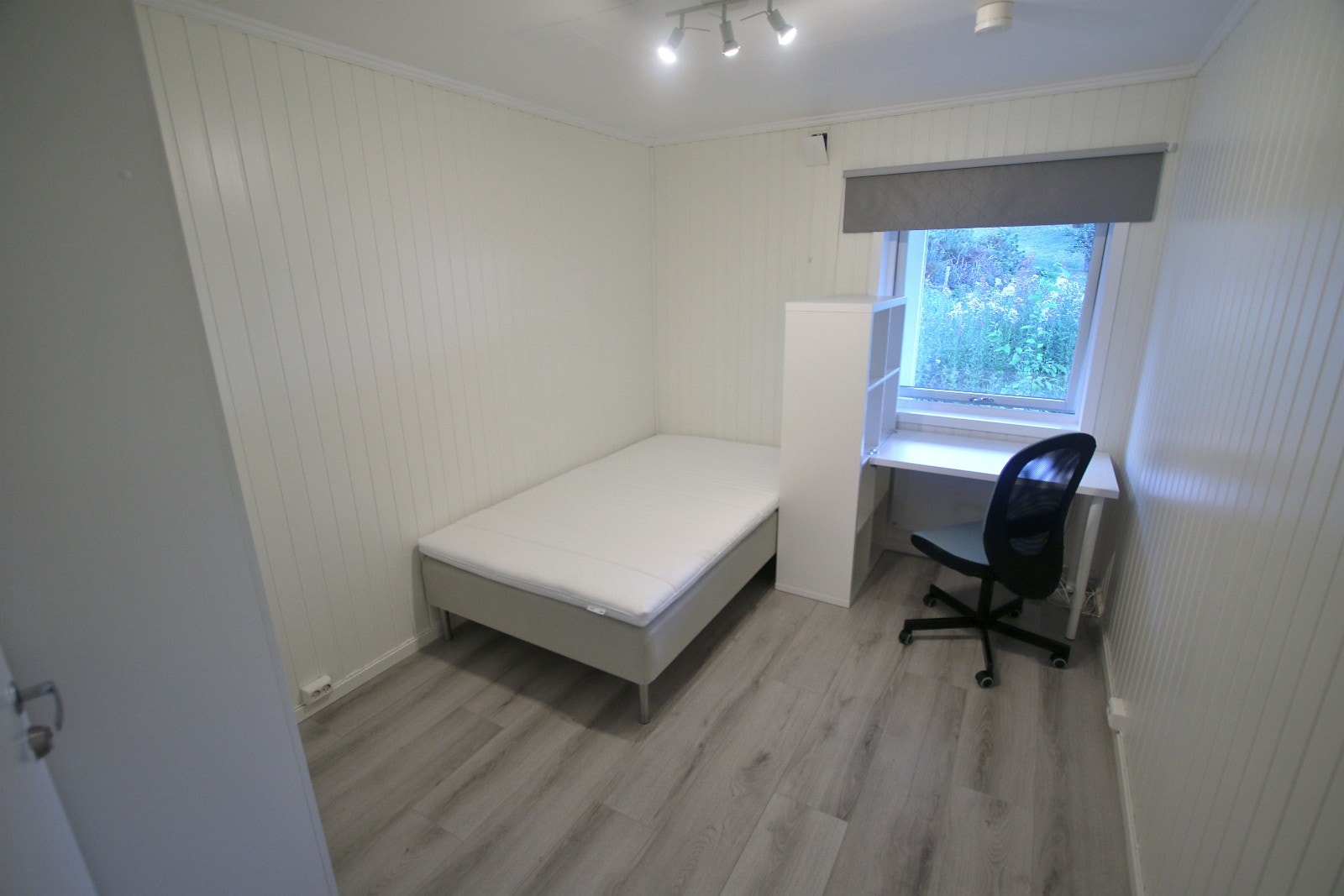 Rom 3, cirka 10 m2. 120 cm seng. Leie kr 4.500 per måned, alt inkludert. Ledig nå Galleribilde