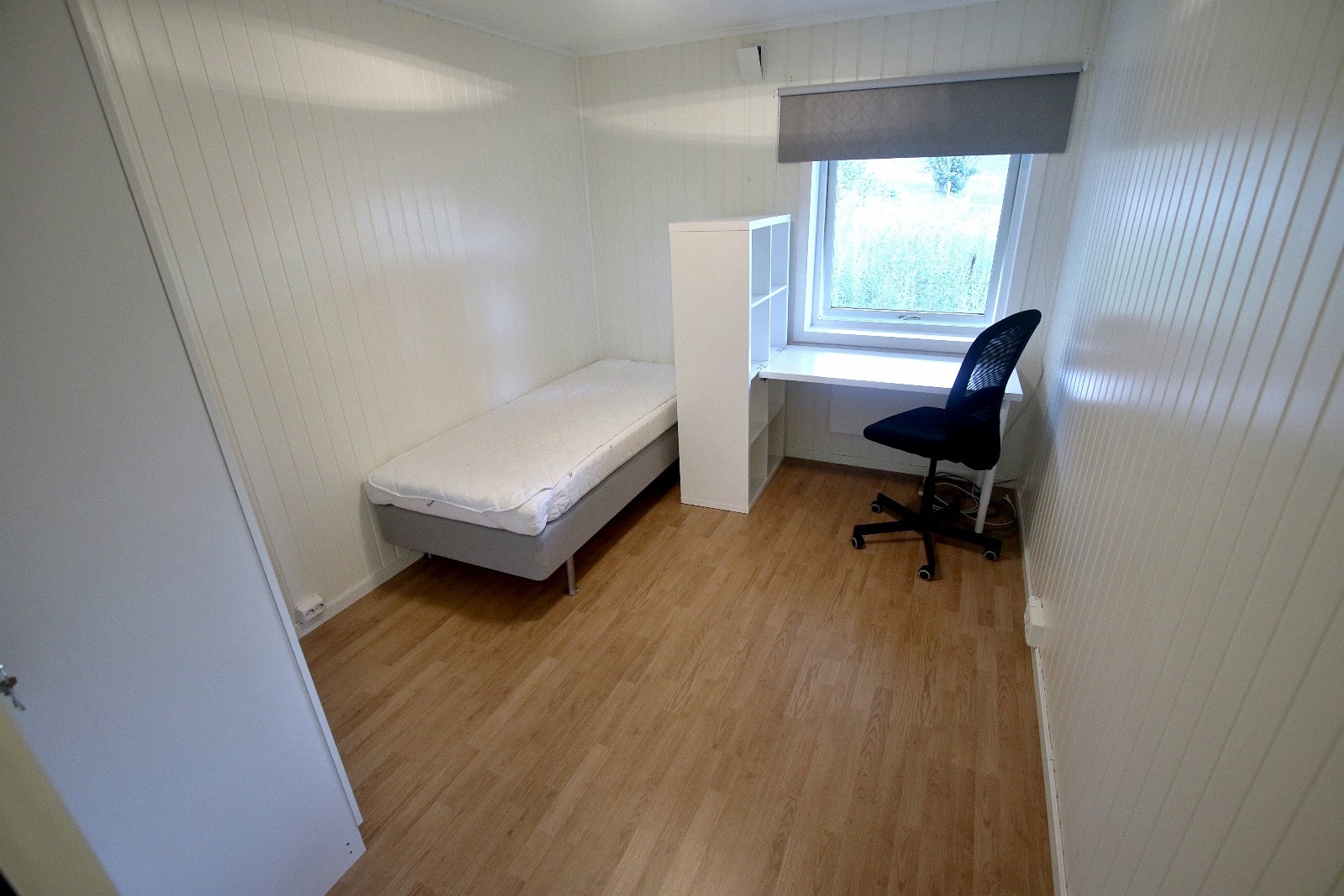 Rom 2, cirka 10 m2. 90 cm seng. Leie kr 4.500 per måned, alt inkludert. Ledig nå. Galleribilde