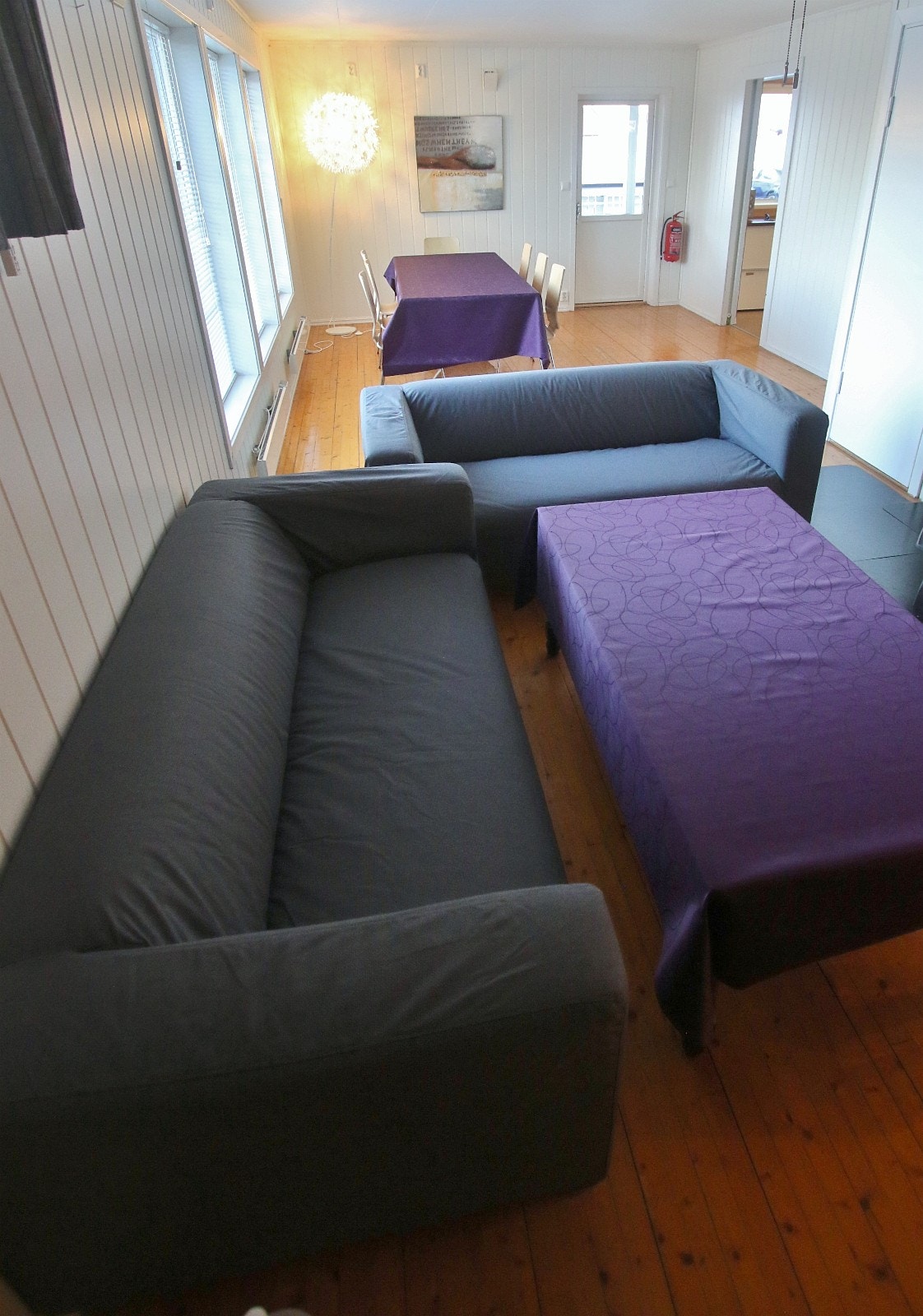 Stor felles stue. 55 tommers tv i stua, tilkoblet Altibox-dekoder for kabel-tv og Chromecast Galleribilde