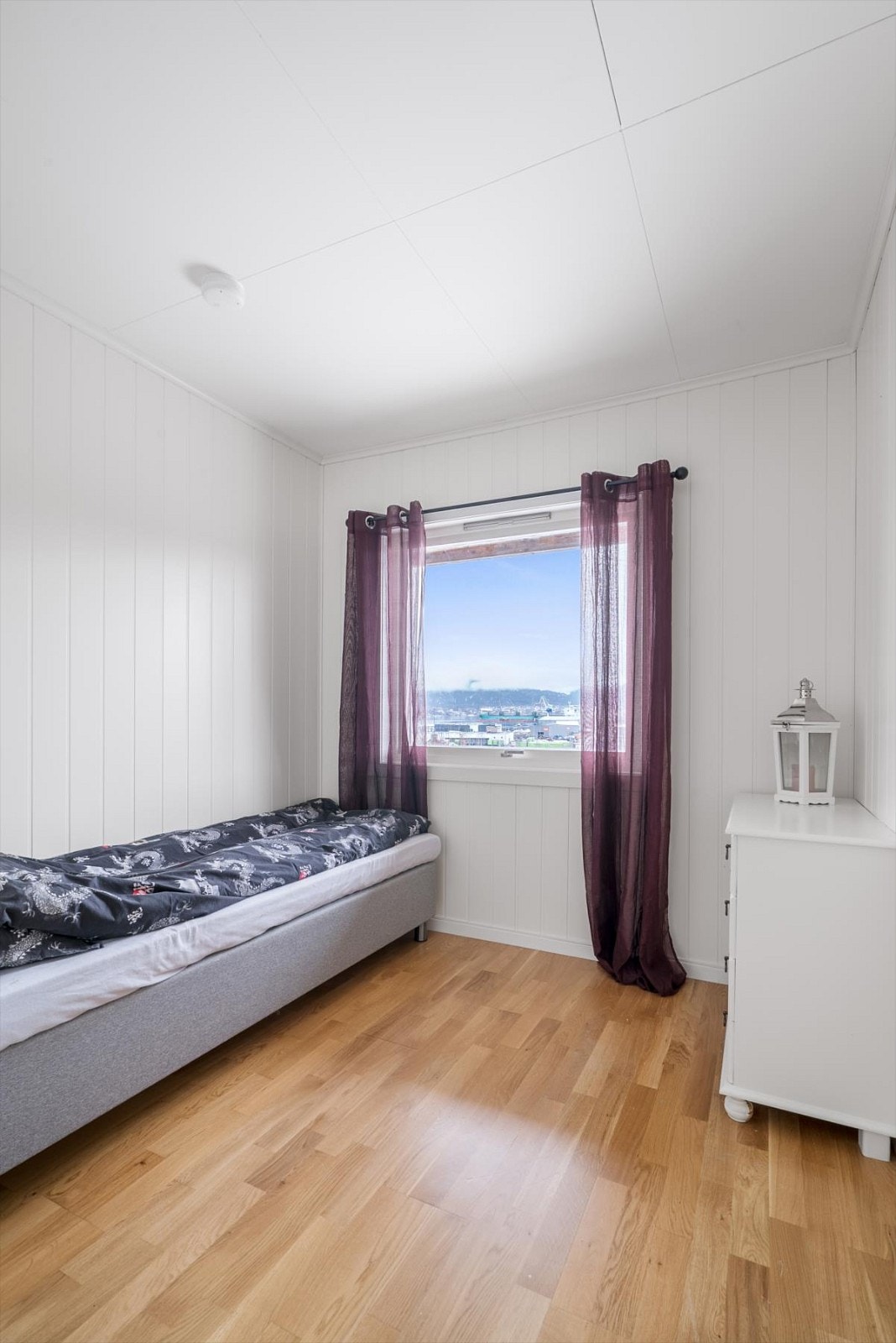 Det er tre soverom i hoved boligen - dette er det tredje av de Galleribilde