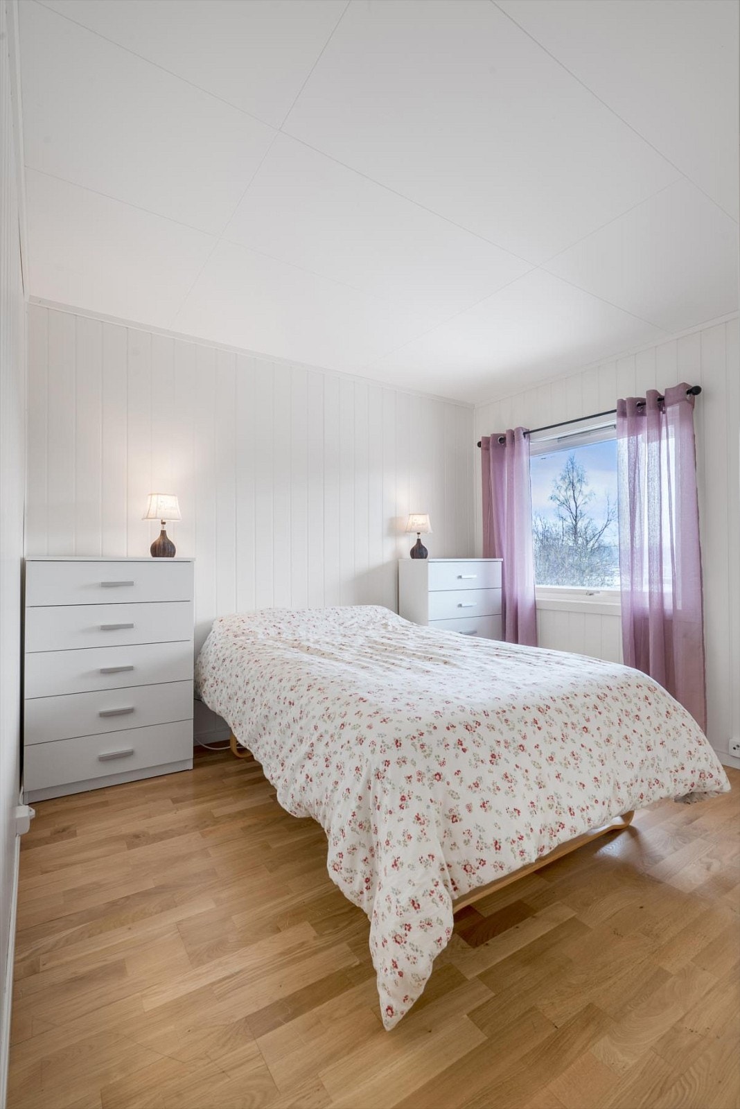 Det er tre soverom i hoved boligen - dette er ett av de Galleribilde