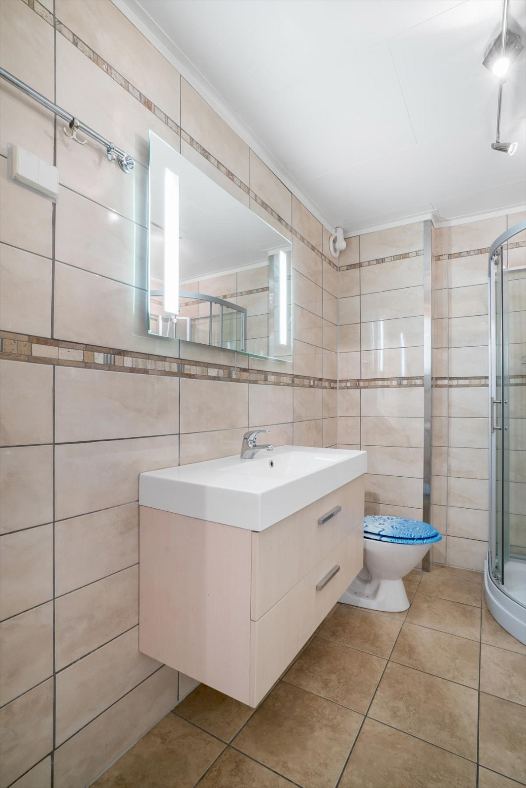 Stort bad og vaskerom i 1. etasje Galleribilde