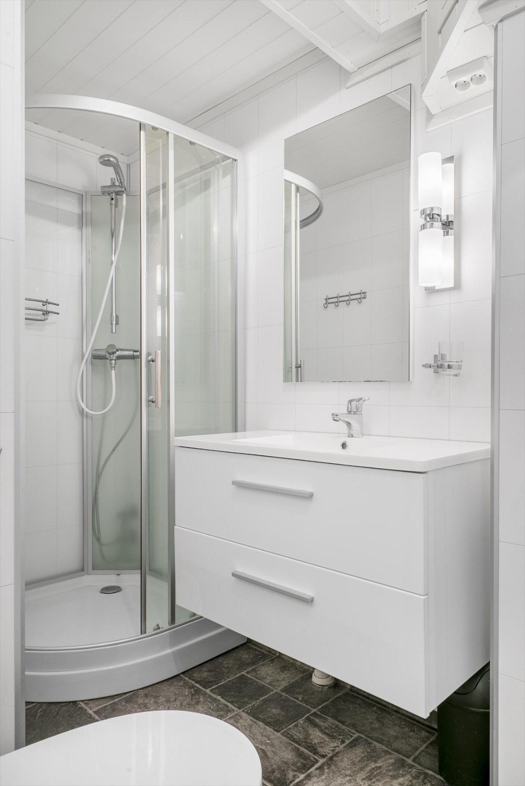 Nyrenovert bad i sokkel Galleribilde