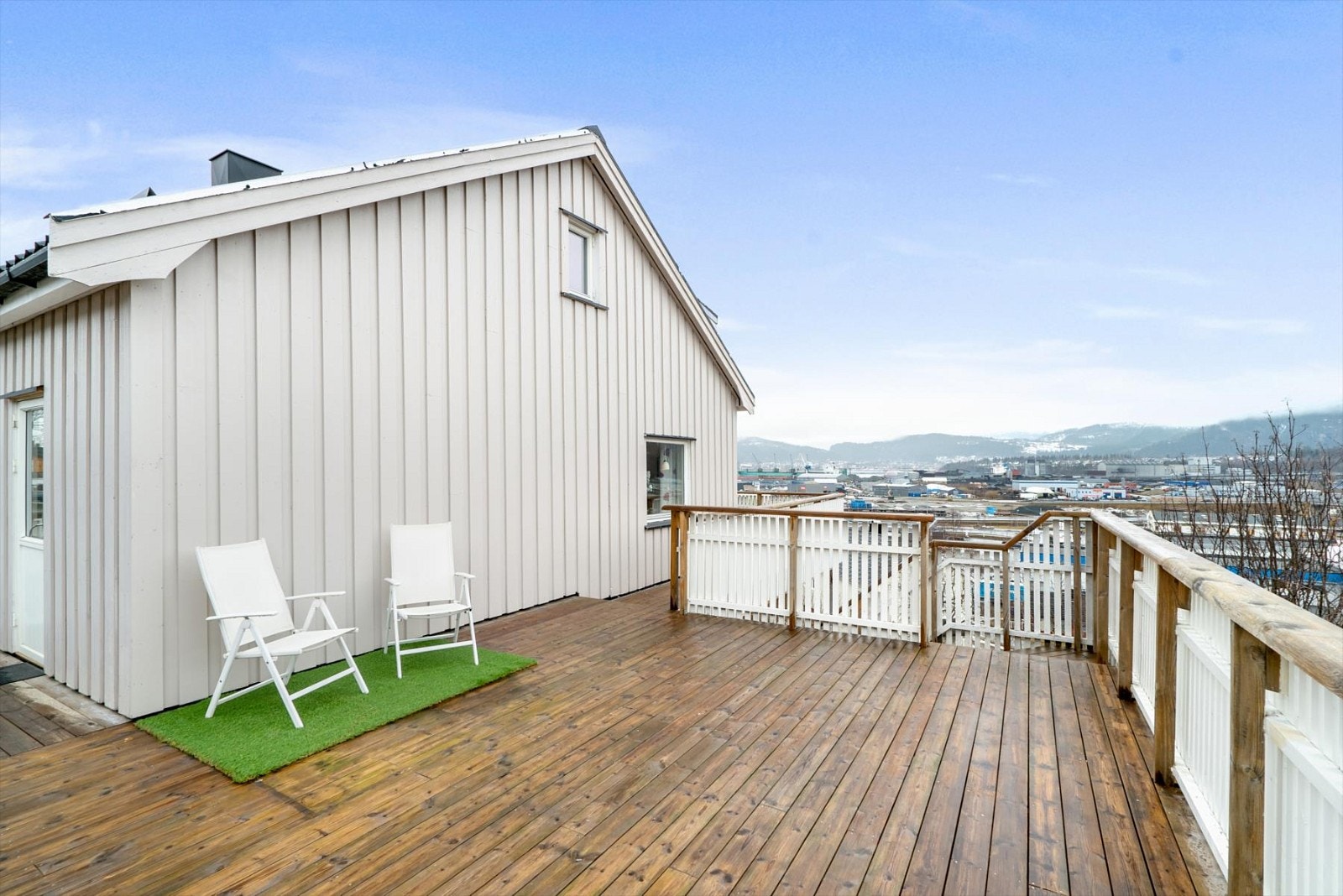 Stor altan med flott utsikt og lang solgang - utgang fra stue og kjøkken Galleribilde