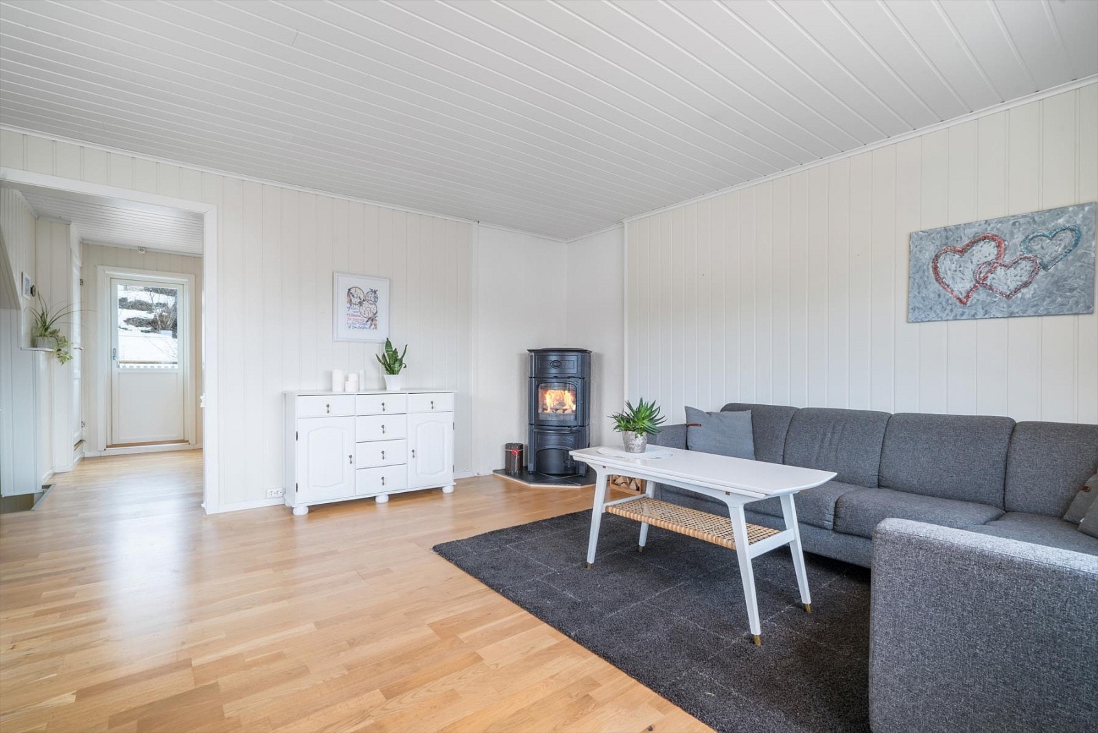 Lys og luftig stue i 2. etasje - flott utsikt og utgang til den store altanen Galleribilde