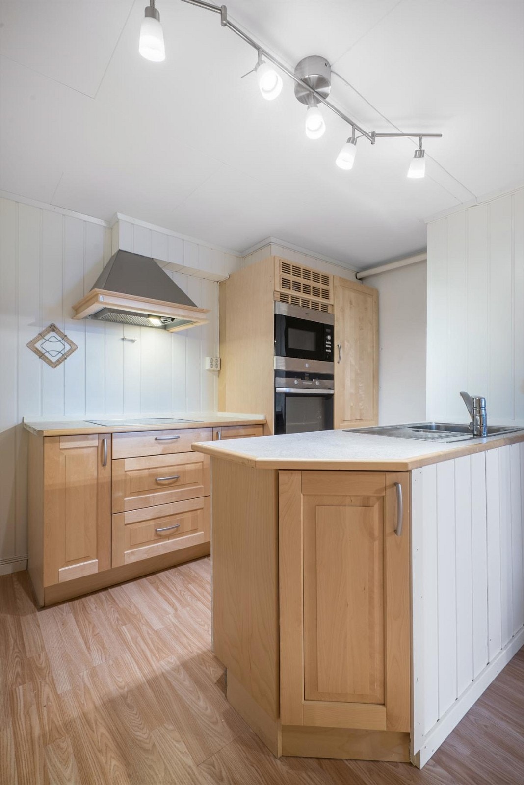 Kjøkken med integrerte hvitevarer i sokkel Galleribilde