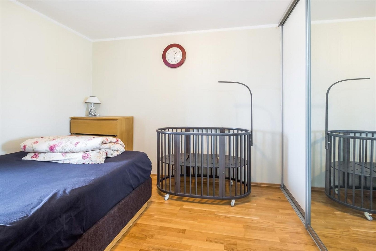 Soverom med skyvedørsgarderobe. Galleribilde