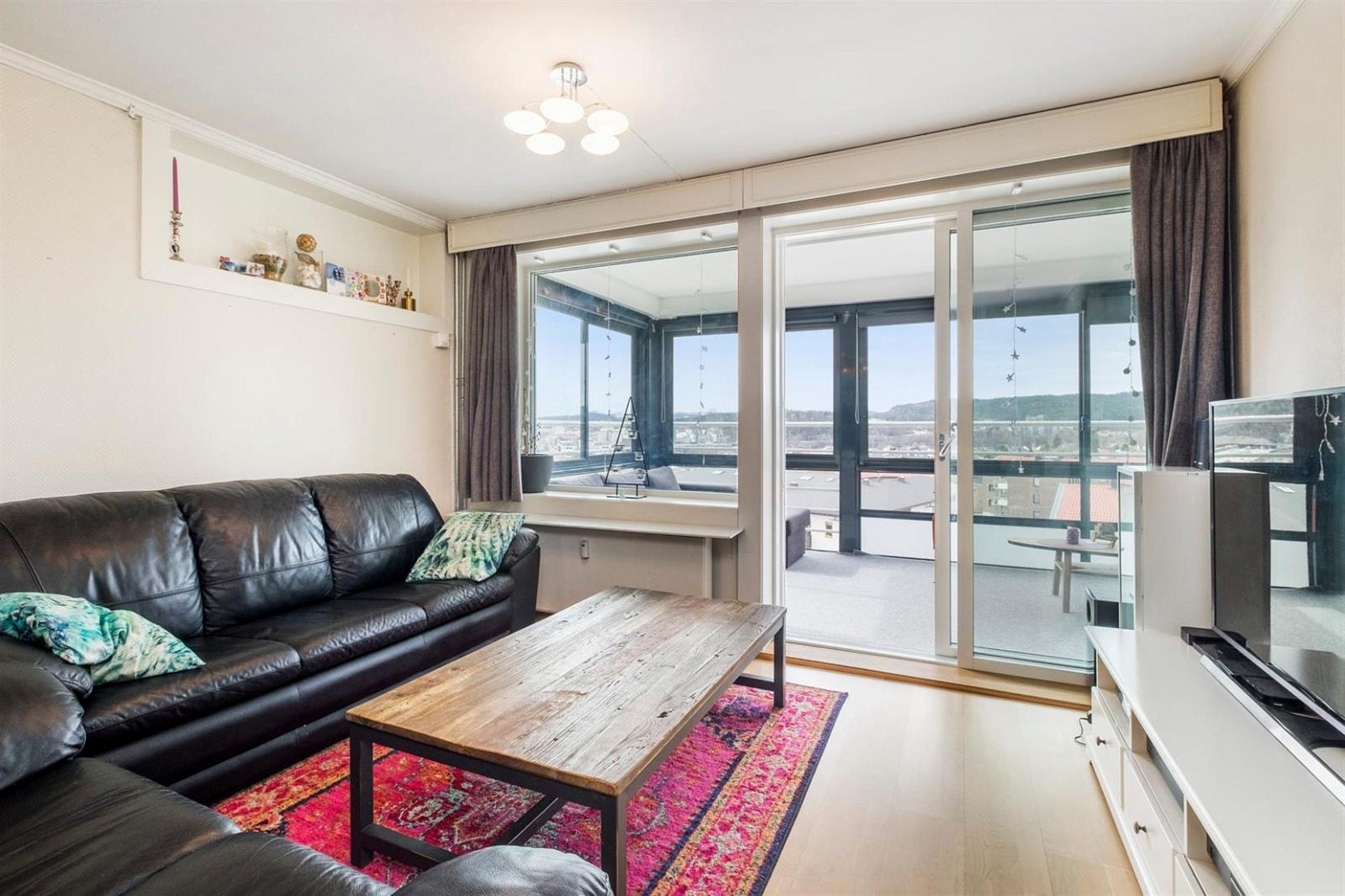 Stue med utgang til innglasset balkong. Galleribilde