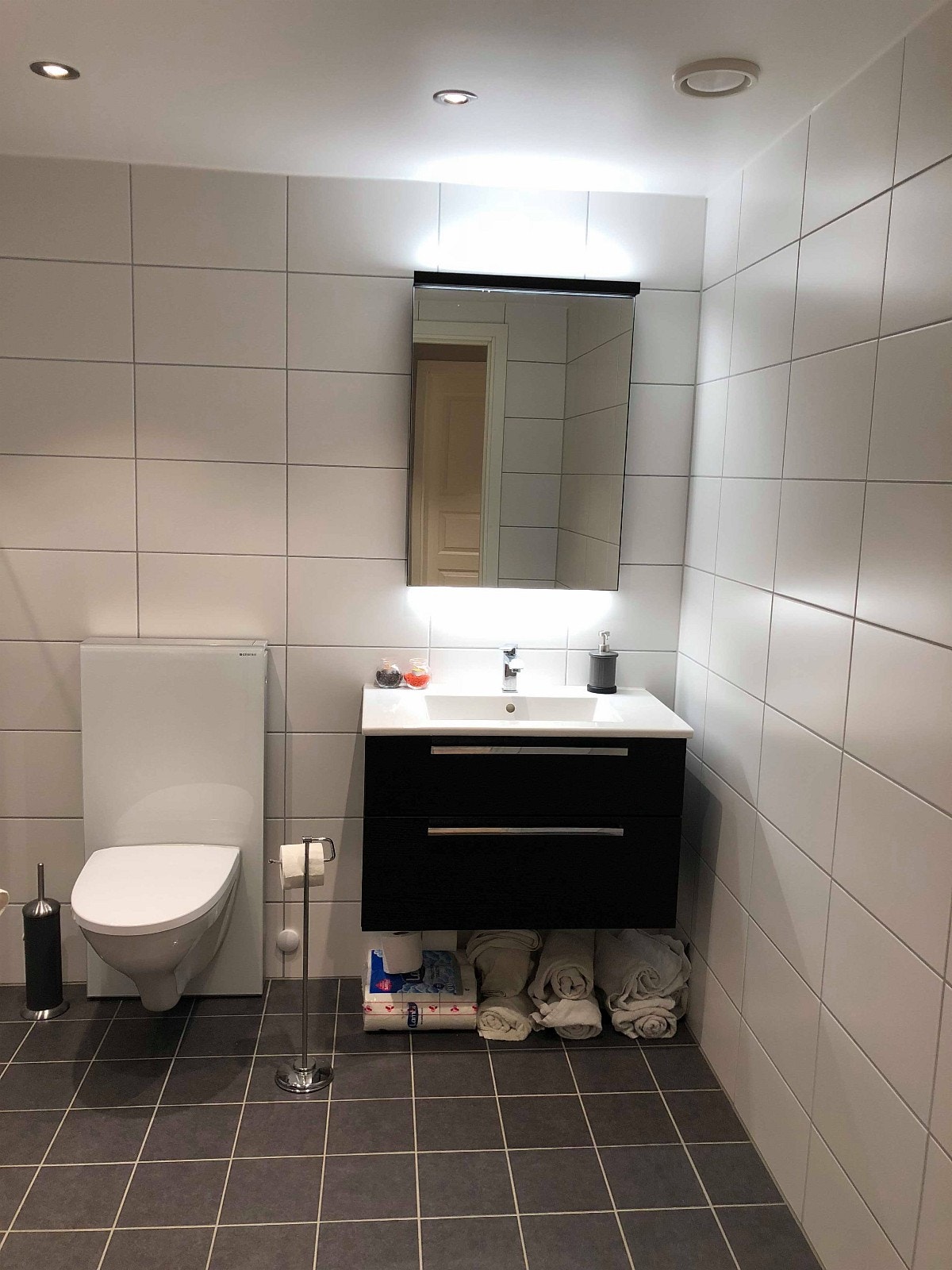 Toalett og dusj rett over rommet. Galleribilde