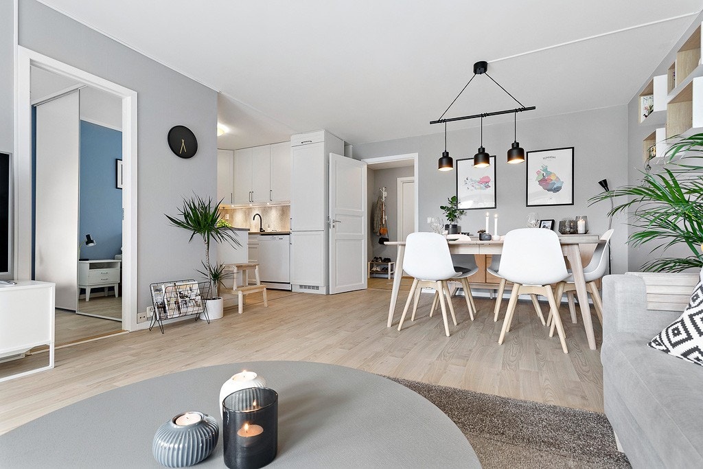 Stuen har lys grå vegger og laminat på gulv, oppgradert i 2016. Galleribilde