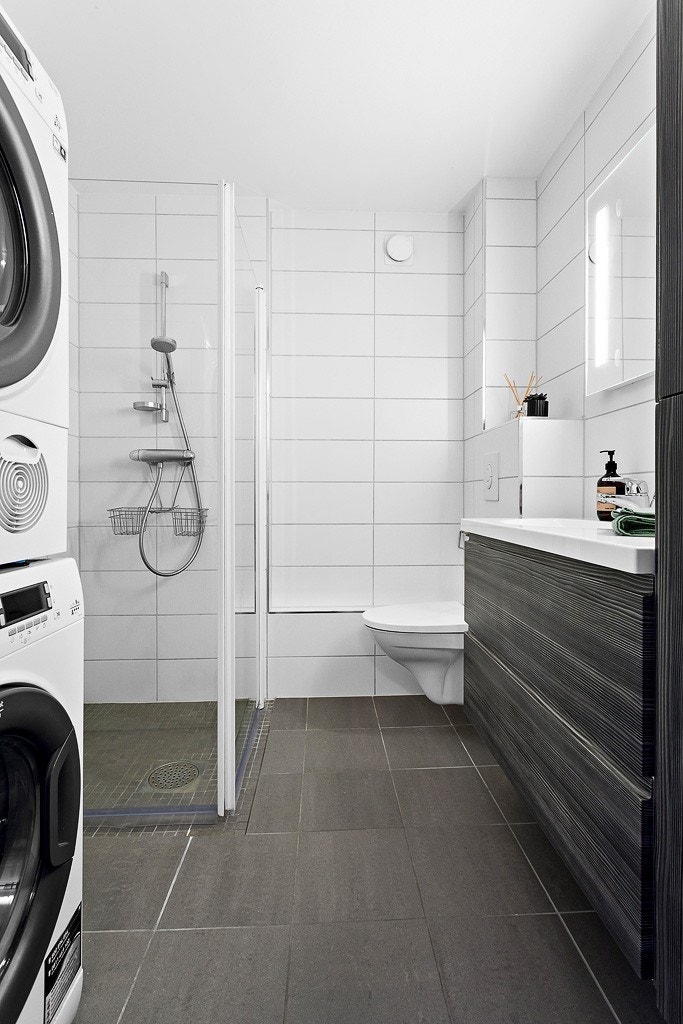 Lekkert flislagt bad med varmekabler Galleribilde