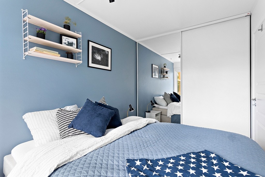 Skyvedørsgarderobe med en speildør medfølger. Galleribilde