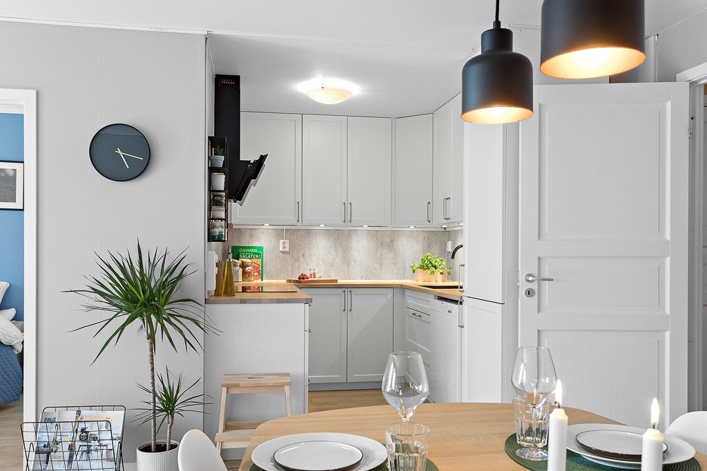 Leiligheten har et lekkert, tidsriktig kjøkken, delvis tilbaketrukket fra stuen. Galleribilde
