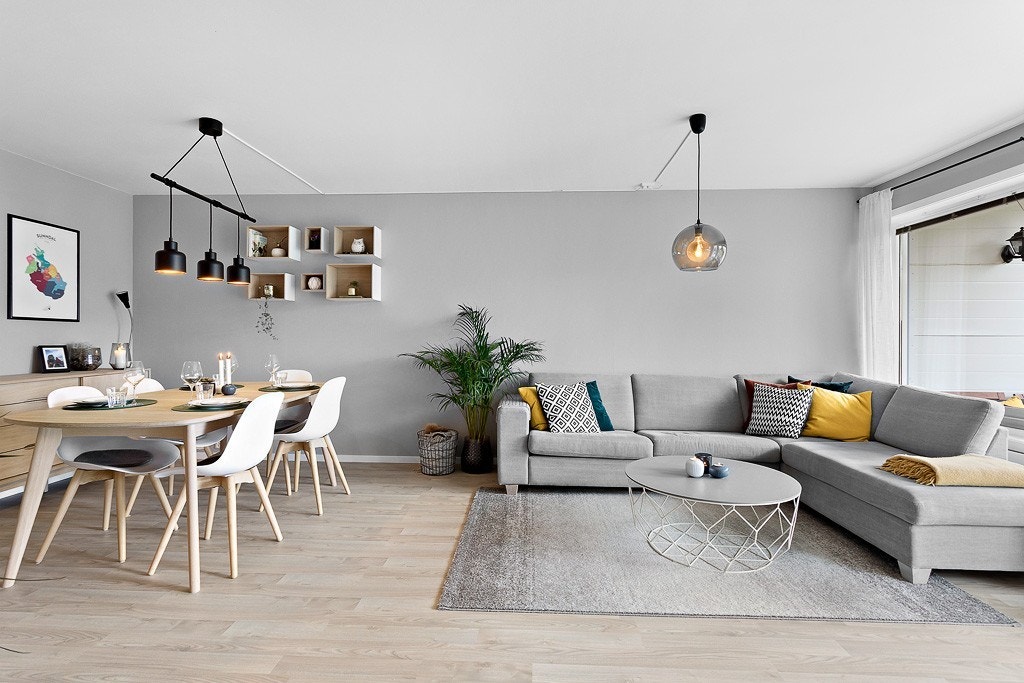 Det er rikelig med plass både til sofagruppe og spisegruppe. Galleribilde