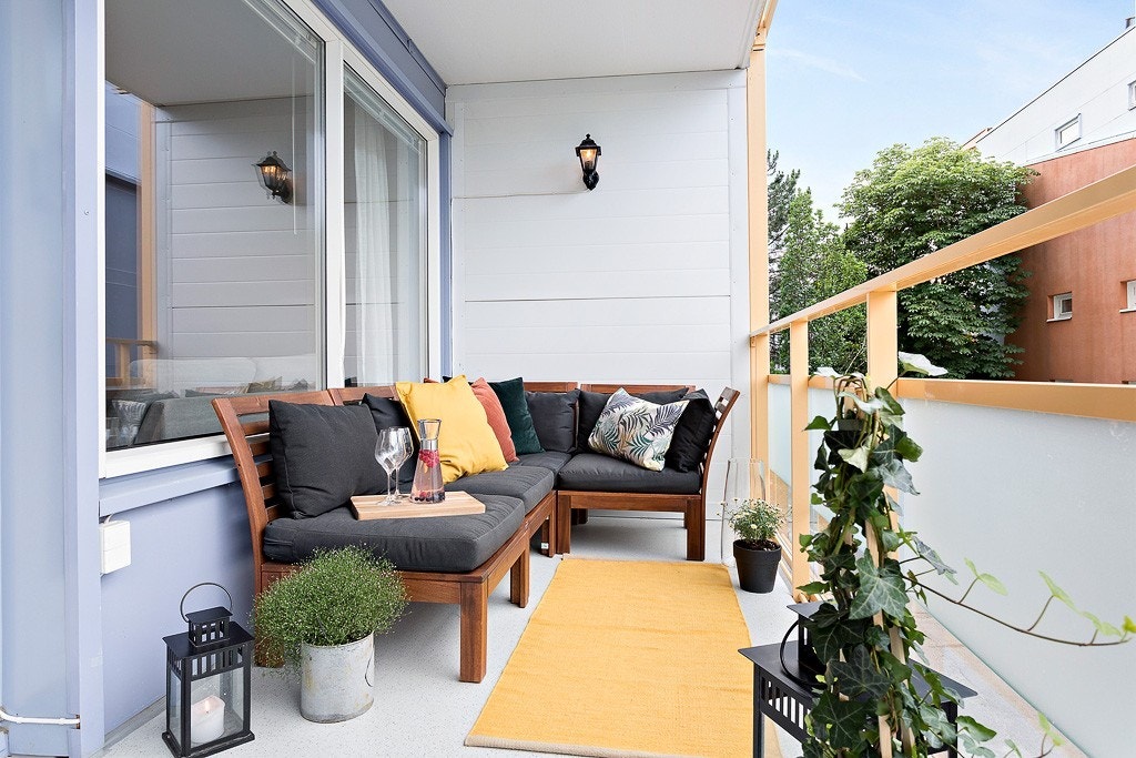 Solrik balkong med plass til sittegrupper og grill. Galleribilde