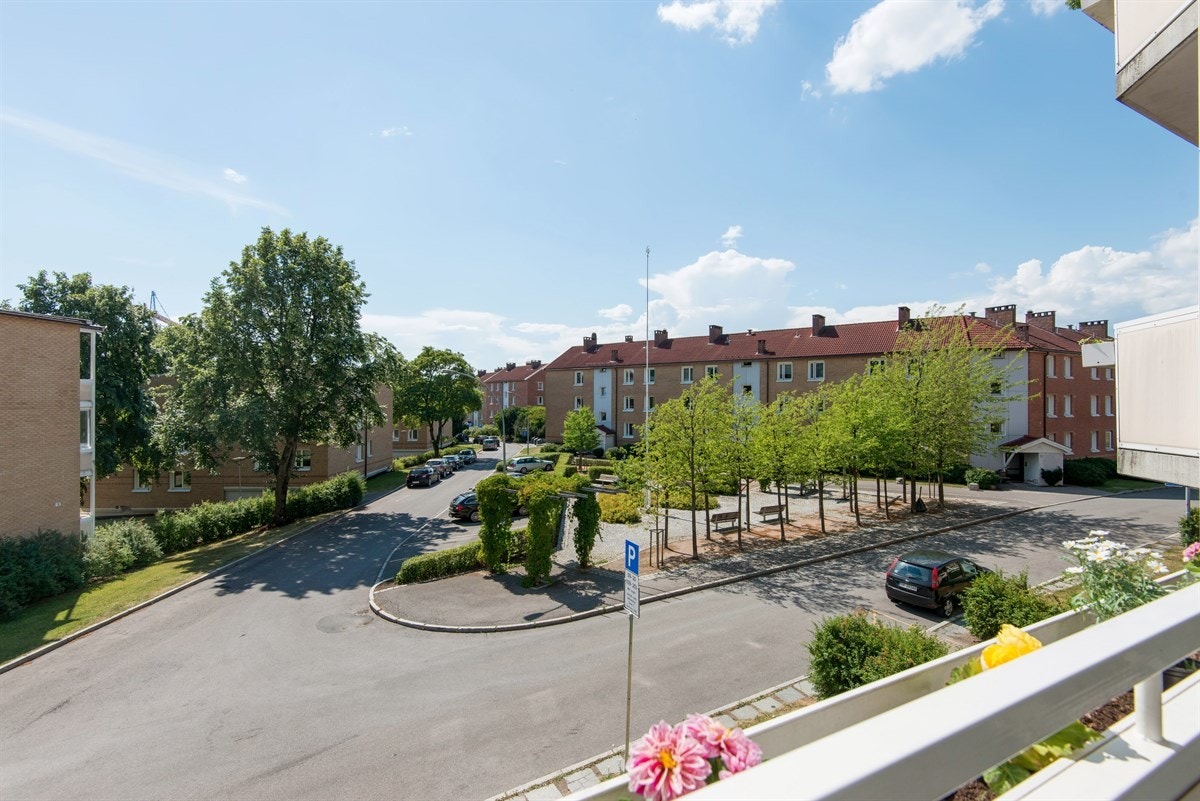 Hyggelig utsikt fra balkongen mot en av flere opparbeidete sittegrupper i borettslaget. Rolig innevei i uten gjennomgangstrafikk i borettslaget. Galleribilde