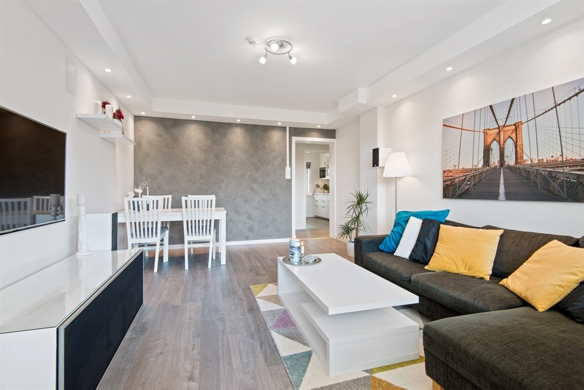 Tidsriktig kontrastvegg malt med kalkmaling. God plass for spisebord for hyggelig besøk av familie og venner. Galleribilde