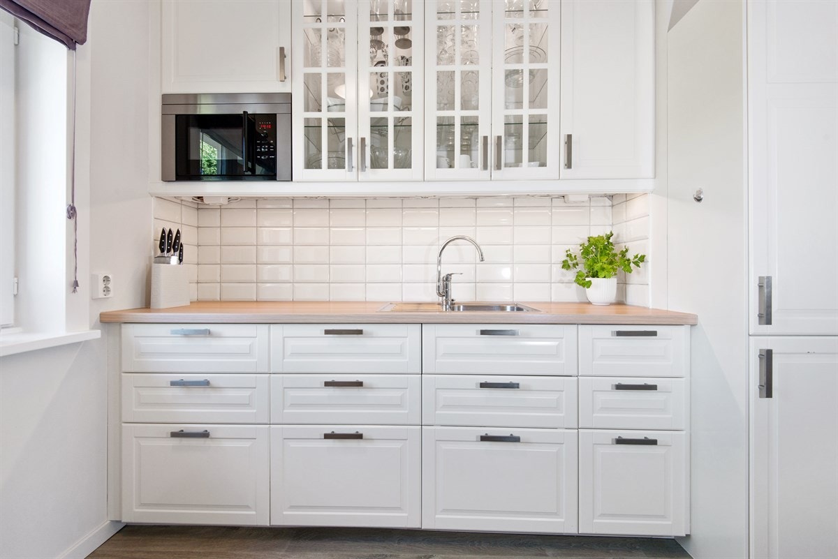 Fliser over benken og god plass for matlaging. Galleribilde