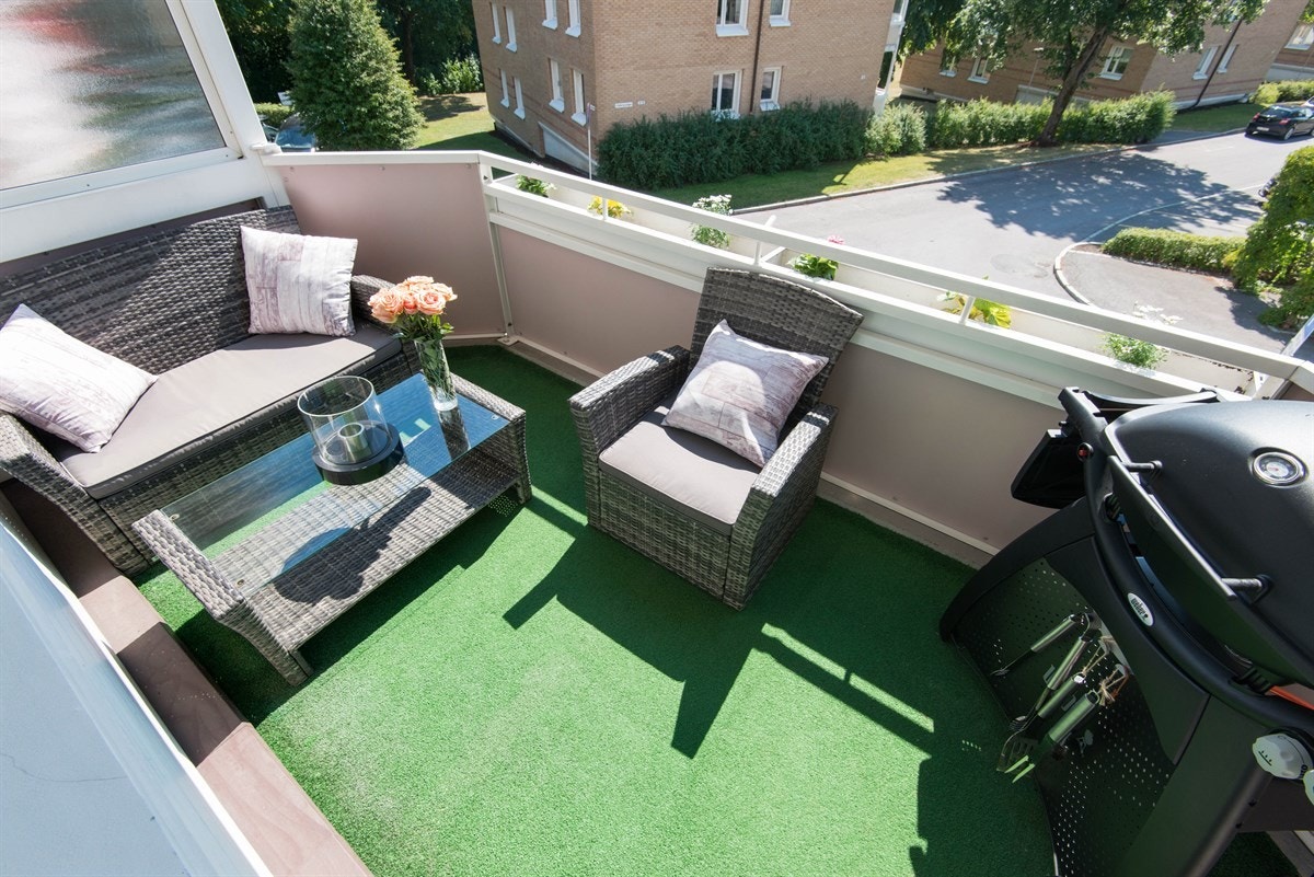 Sørvestvendt balkong på ca. 8 kvm med god plass for utemøbler og grill. Utstyrt med lys og stikkontakt. Galleribilde