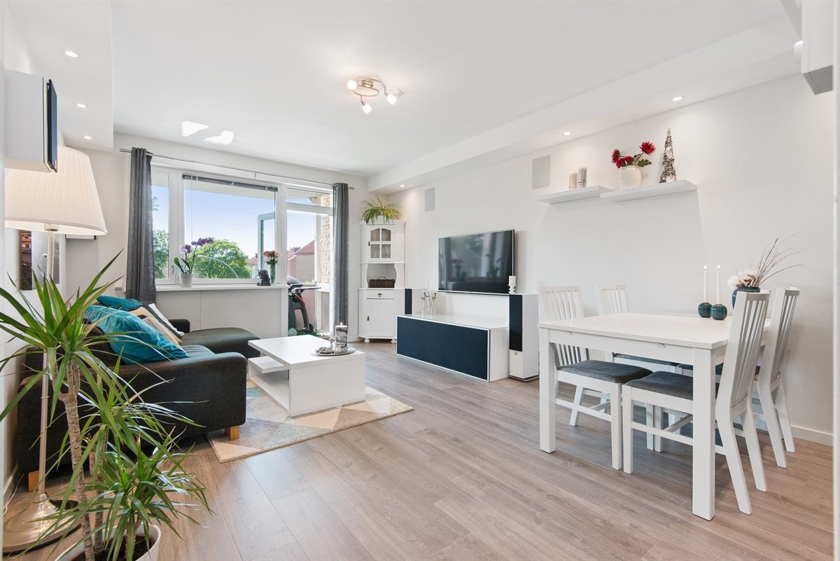 Lys og luftig stue med innebygde høyttalere. God plass for sofagruppe og spisebord. Galleribilde