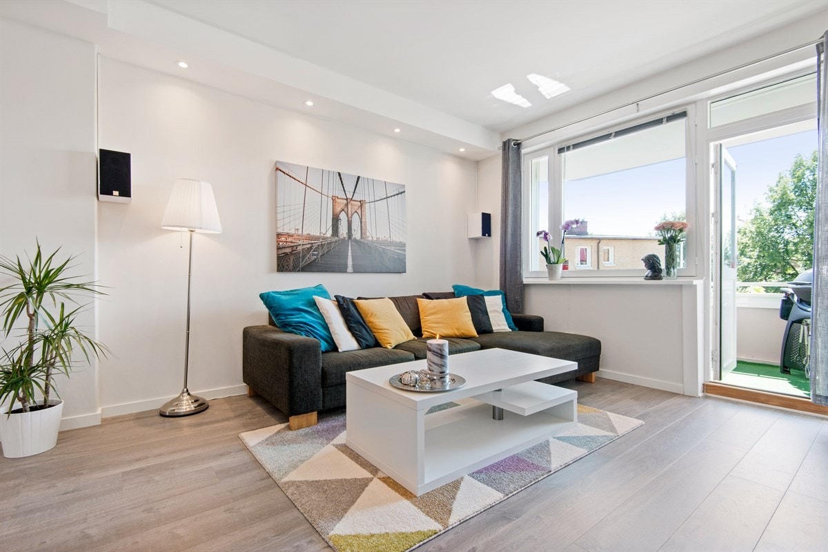 Downligts i stuen med ulike soner for belysning. Utgang til balkong fra stuen. Galleribilde