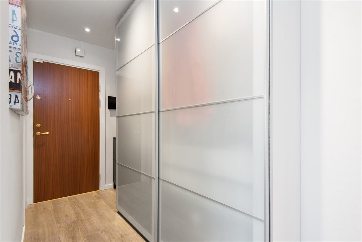 Entré med rikelig av garerobeløsninger. Skyvedørsgarderoben medfølger. Galleribilde