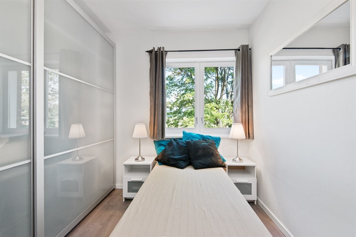 Soverommet har en meget god størrelse med stor skyvedørsgarderobe som medfølger. Galleribilde